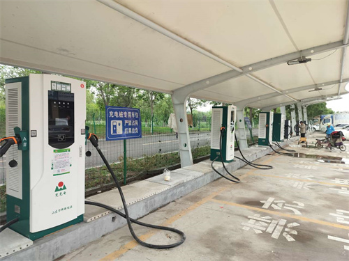 ɽ�����׮����